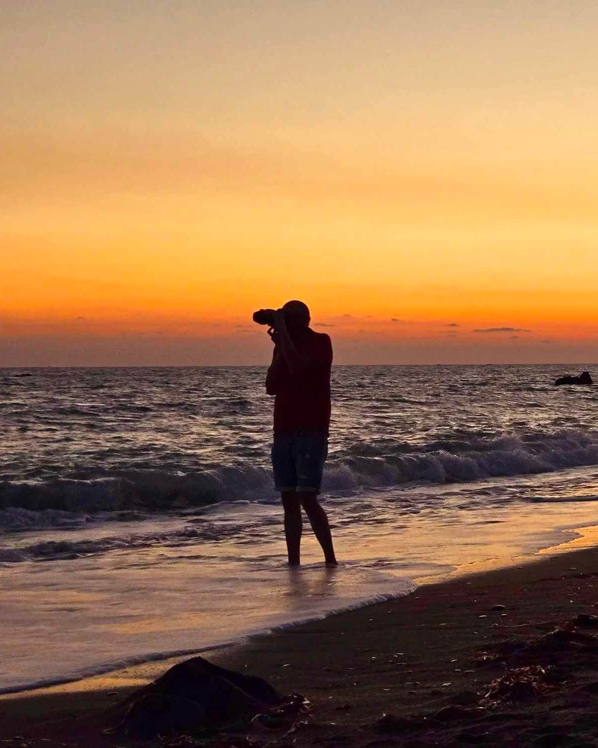 François Guilbert, photographe, sur une plage au coucher du soleil