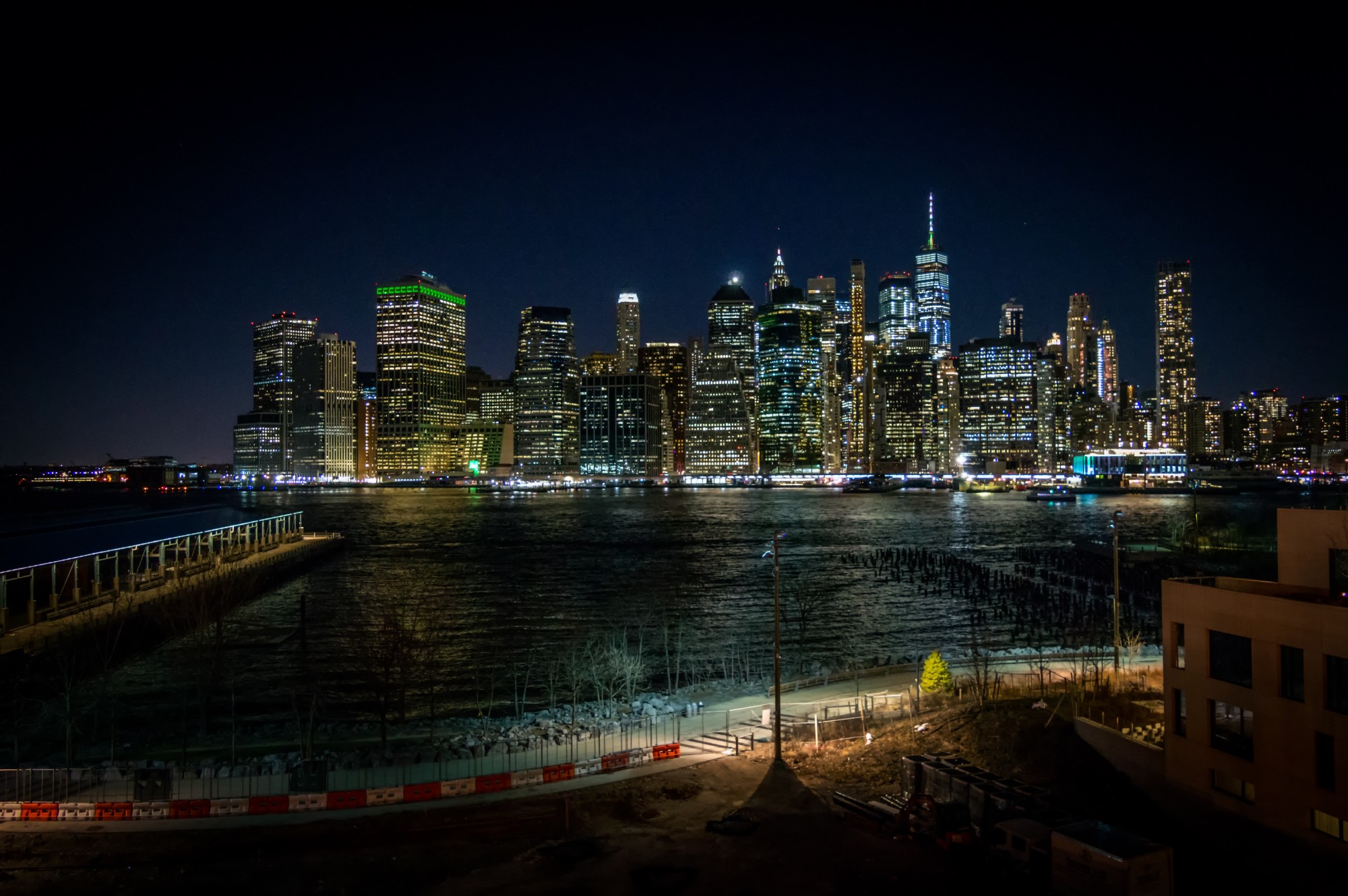 Gratte-ciel de Manhattan illuminés de nuit, vus depuis l’autre rive de l’East River